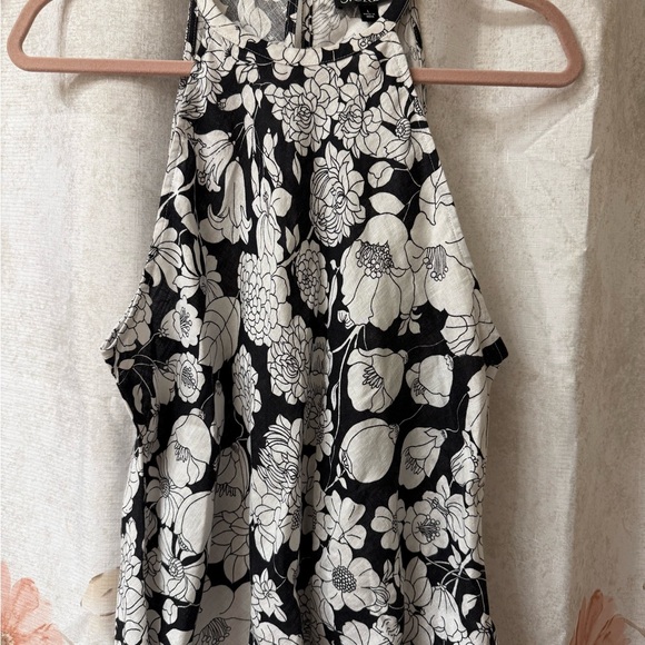 Floral Black and White Sleeveless Top - Picture 1 of 4